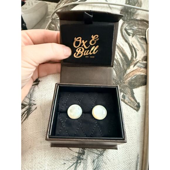 Ox & Bull Silver-Tone Mother of Pearl Cufflinks – New in Box - Picture 2 of 5